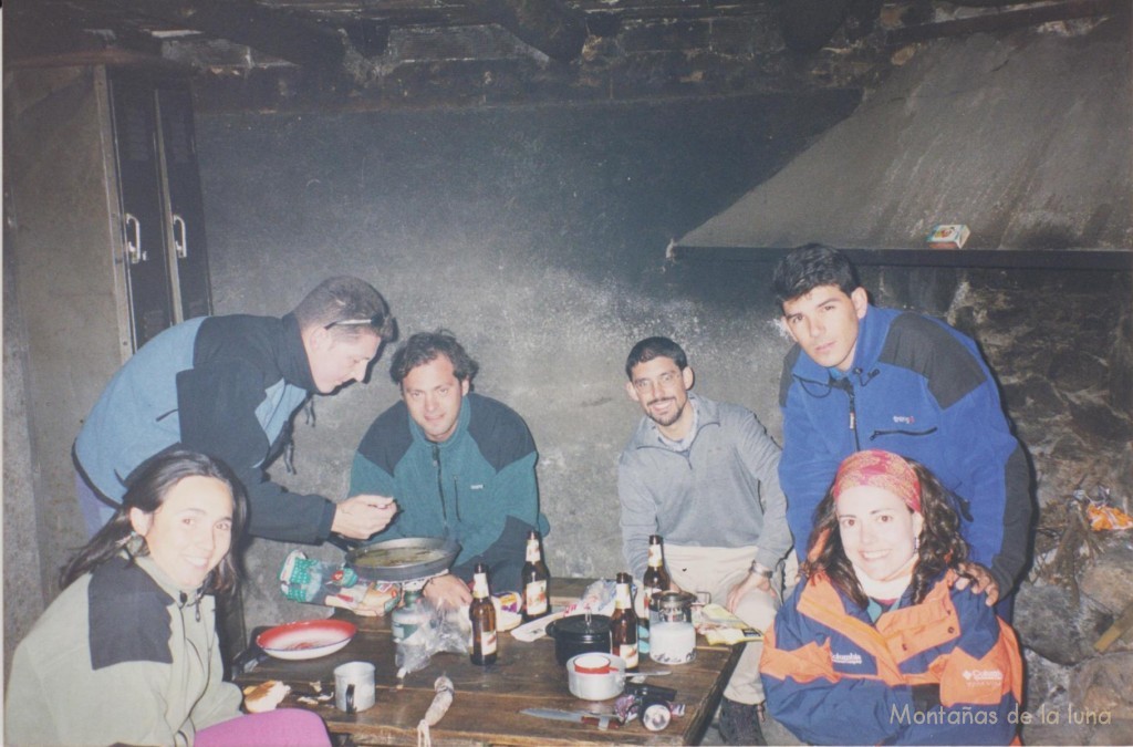 De izquierda a derecha: Zaida, Pepe, Alberto, Jesús, Quique y Sara en el Refugio de invierno de Viadós